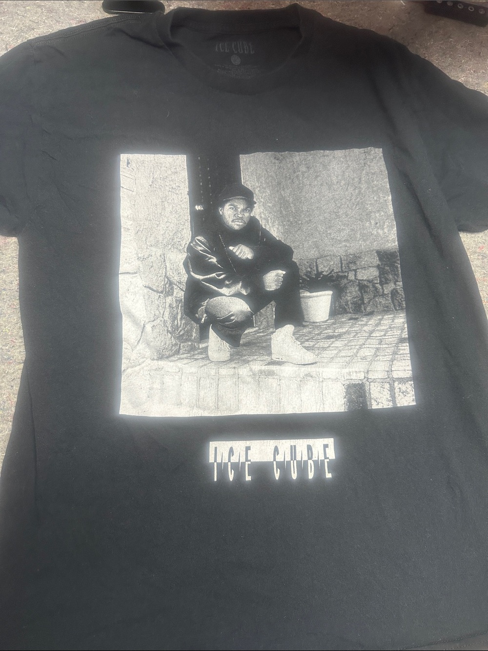 Black graphic T Shirt features à vintage style black and White photographe